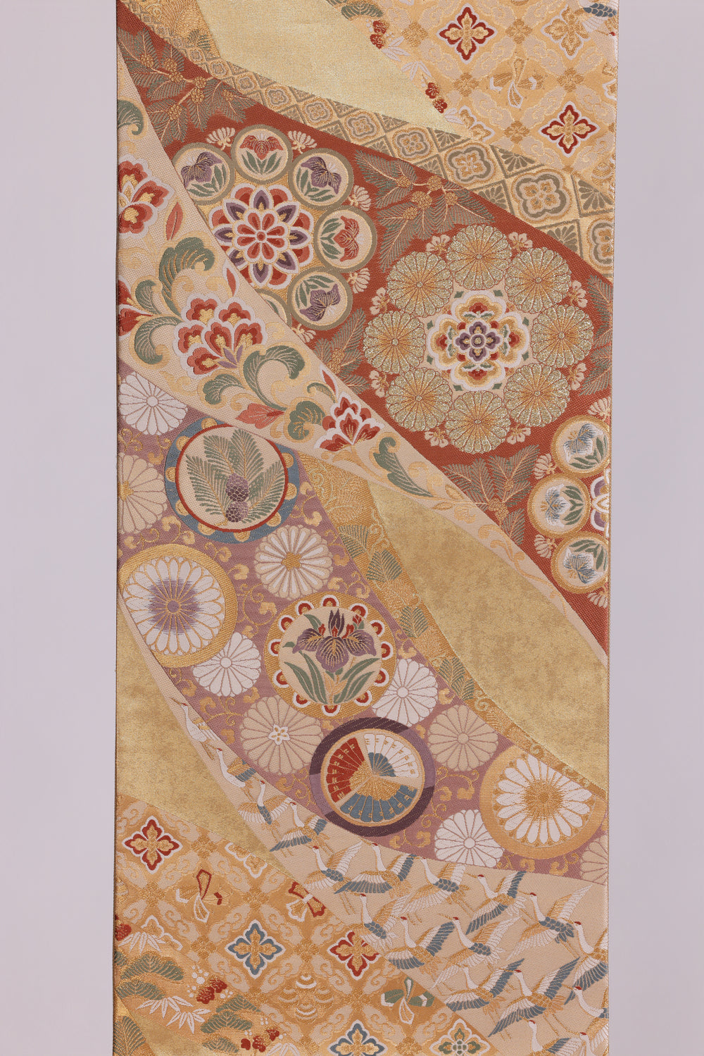 GOLDEN FLORAL MEDALLION